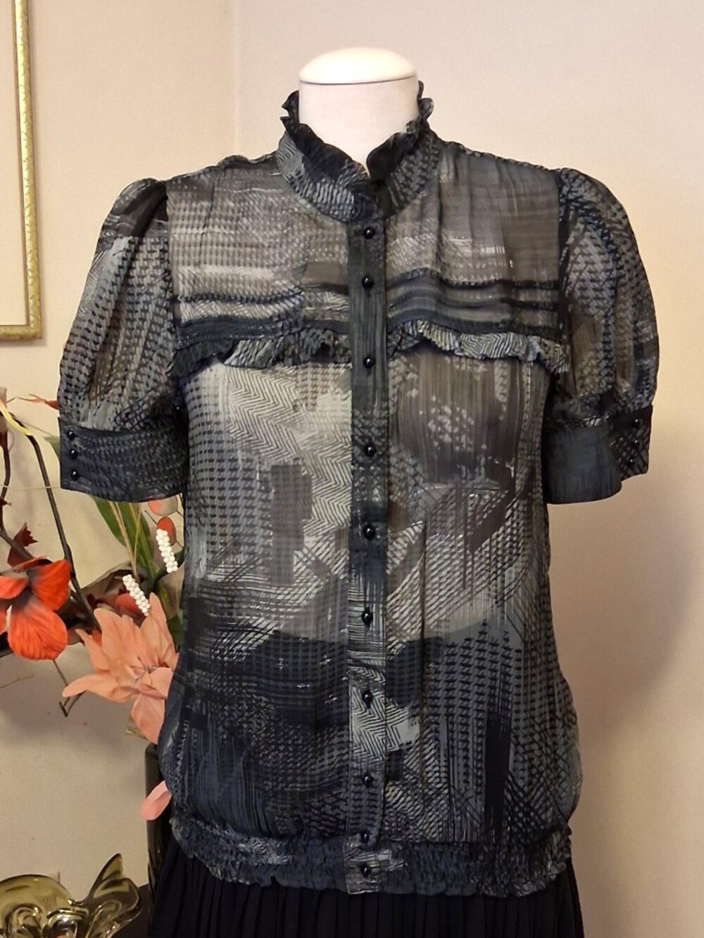 NWOT Ruffle Tunic Well Tailored Quality Summer Blouse Short Sleeve Printed Top